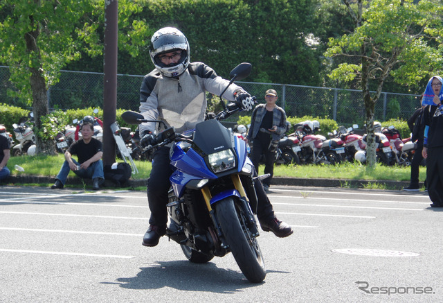 スズキ鈴木俊宏社長がブルーの新型スズキ『カタナ』を初公開