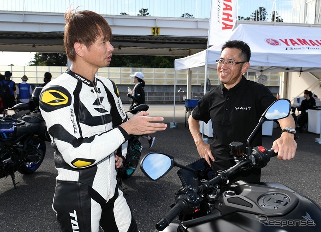 筆者の青木タカオ(左)とプロジェクトリーダーの津谷晃司さん(右)