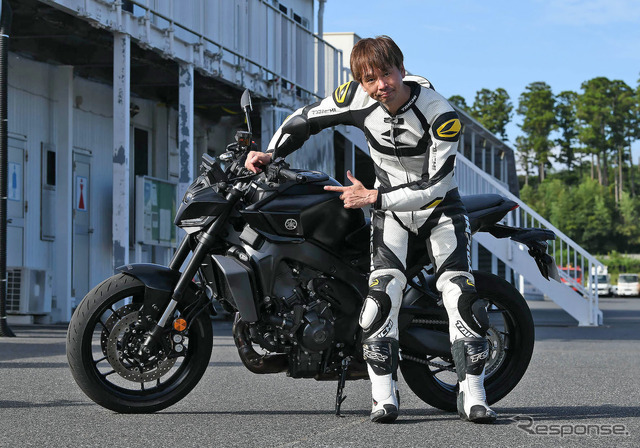 筆者の青木タカオとヤマハ MT-09 Y-AMT