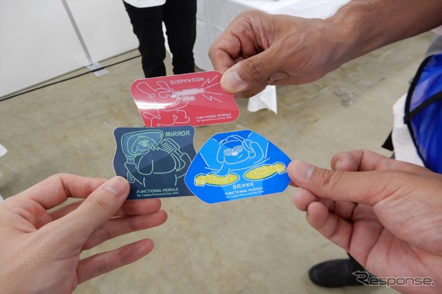 機能コンポーネント展示のエリアでは開発者のみなさんがステッカーをくばっていた