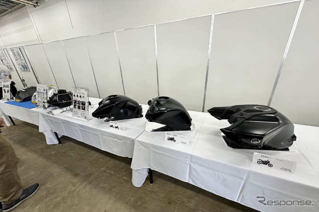 MT-09のタンクデザインの変遷を見ることができる。製造技術の進歩によってよりエッジの立ったデザインとすることができたようだ。