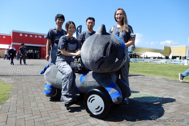 リアルニャイケンが会場に登場、跨って移動もできる