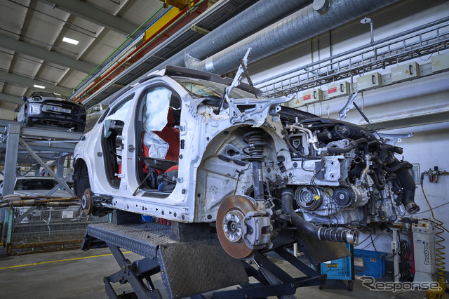 BMWのリサイクルセンターで解体される車両。その多くは量産前のテスト車両