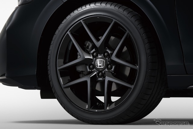 ホンダ・シビック改良新型(RS)、18インチアルミホイール(ベルリナブラック)/RS専用サスペンション