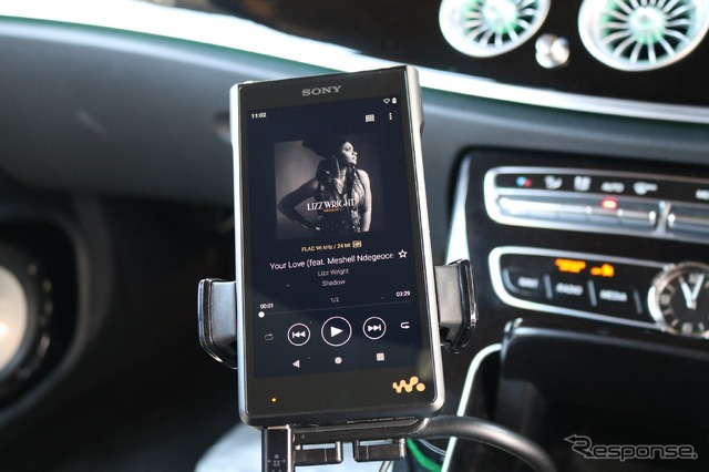 オーディオプレイヤーにはウォークマンのNW-WM-1AMをチョイス。高音質システムに似つかわしいDAPとなった。