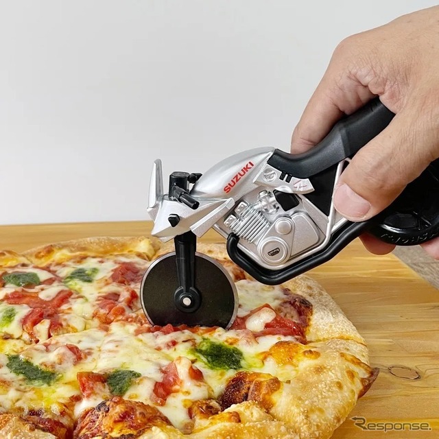 スズキ『KATANA』型のピザカッター「ピザカッターナ」