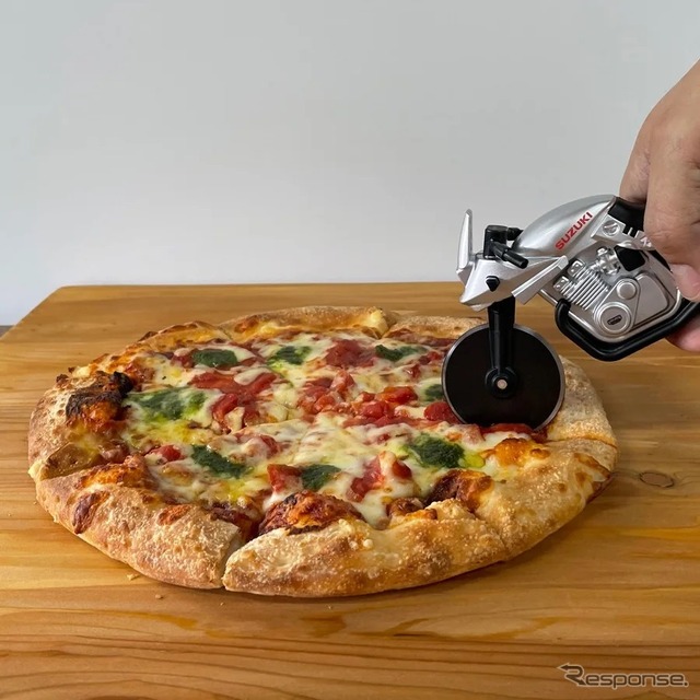 スズキ『KATANA』型のピザカッター「ピザカッターナ」