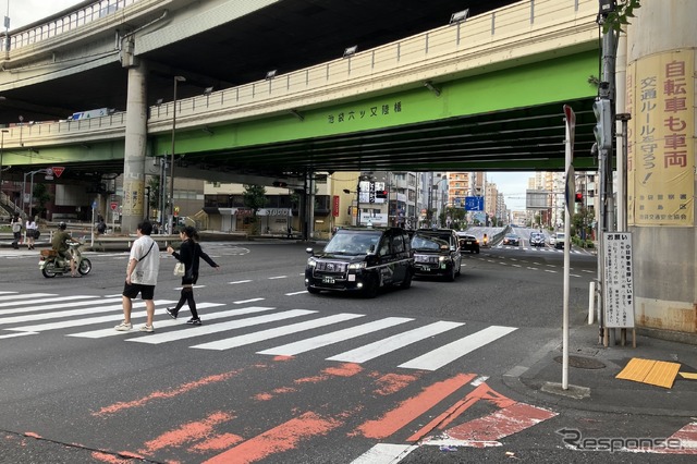 池袋六ツ又交差点:右奥が明治通り王子方面、左手前が池袋駅方面