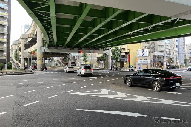 池袋六ツ又交差点:左奥が都道441号、高架中段が川越街道