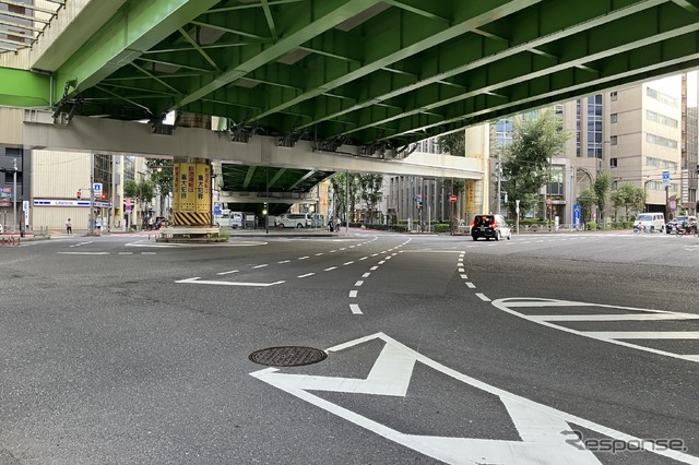 池袋六ツ又交差点:奥が都道435号