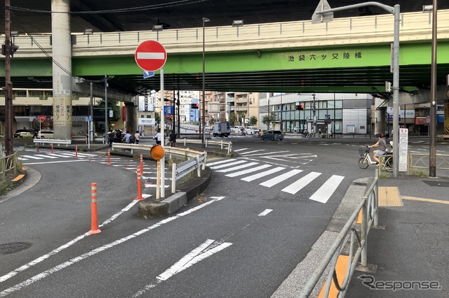 池袋六ツ又交差点を区道から望む。進行中の改修計画では、交差点の北側(写真左手)で国道254号に接続する