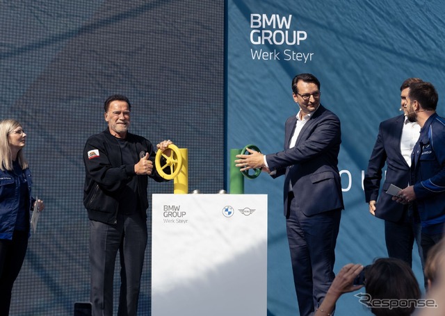 アーノルド・シュワルツェネッガー氏(左)立ち合いの下、BMWグループのオーストリア工場が再生可能エネルギーへ完全移行