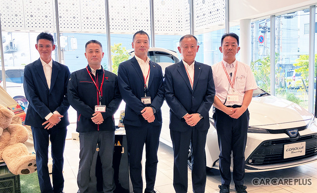 左から、株式会社ギックス 大慶哲也Division Leader(データインフォームド事業本部)、トヨタモビリティパーツ株式会社大阪支社 水谷友昭担当課長(新規事業推進部 新事業室)、松山智亮部長(新規事業推進部)、トヨタモビリティ新大阪株式会社 新宮順二理事(サービス本部 部長)、南高槻店佐々木圭一副店長