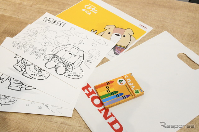 待ち時間などに子供たちが飽きないように、塗り絵セットが用意されていた