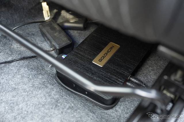 シート下に設置されていたのはゴールドホルンのDSPアンプであるDSPA406(GDT42)。コンパクトで高性能なモデルだ。