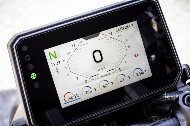 視認性の高い5インチ（先代は3.5インチ）TFTディスプレイ。好みやシチュエーションに合わせて、様々な画面を用意。PWR（パワーデリバリーモード）、TCS（トラクションコントロールシステム）、SCS（スライドコントロールシステム）、LIF（リフトコントロールシステム）、QS（クイックシフター）、BC（ブレーキコントロール）など、各テーマを呼び出して細かくセットアップすることも可能。
