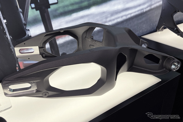 両持ちのスイングアームとすることでイメージを一新。MotoGPテクノロジーを随所に投入している。