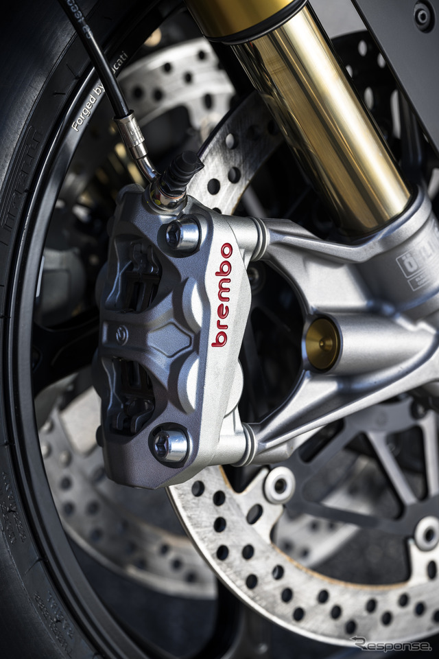 新型のブレンボ製のHypureキャリパーは、前モデルから60gも軽量化。力がかかっていないときのディスクの滑りを15%も軽減した。