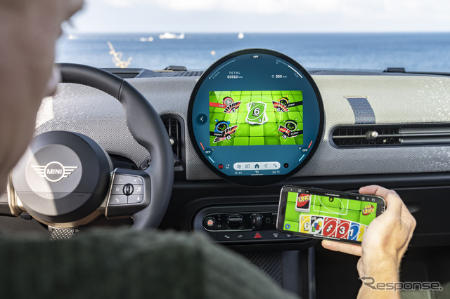 MINI『クーパーC』新型が人気カードゲーム「UNO」を車載化