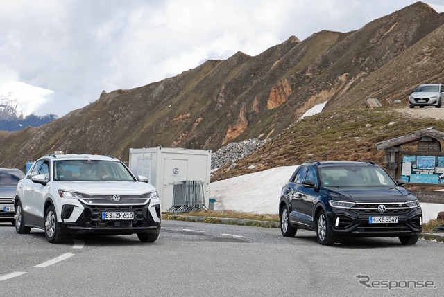 VW Tロック 次期型プロトタイプ(白)と現行型(ダークカラー)