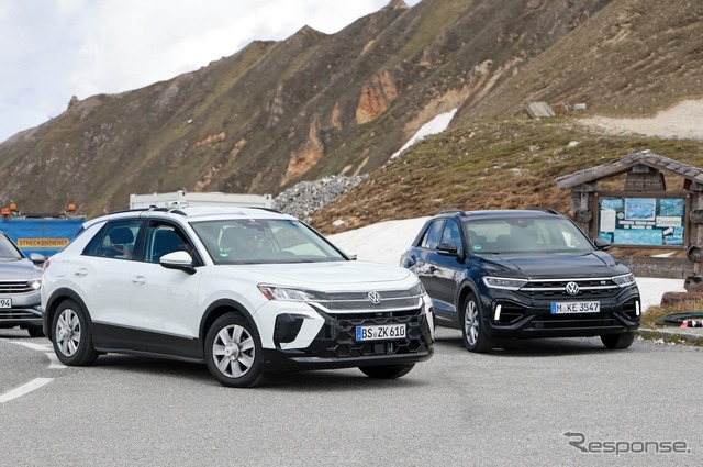VW Tロック 次期型プロトタイプ(白)と現行型(ダークカラー)