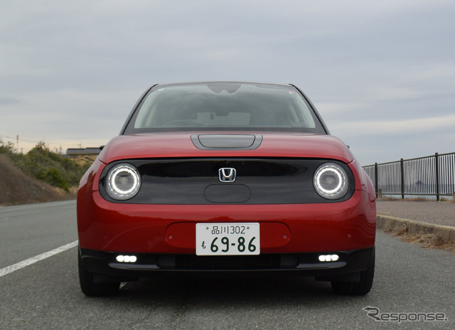 Honda eのフェイス。マッシブなフォルムをファニーなイメージに一変させる面白いデザイン。