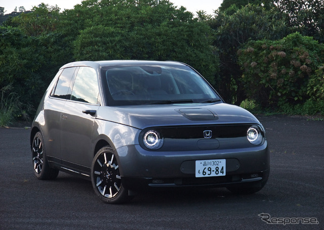 ホンダ「Honda e」のフロントビュー。数十年前の欧州ハッチバックスタイルを現代に甦らせたようなフォルム。