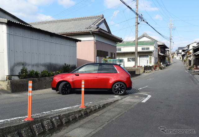 三重県某所にて。狭い路地の180度転回も切り返しなしに一発で決められる。