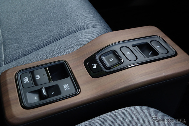 シフトコントロールはスイッチ式。ほか、回生量を多段階調節できるパドルシフトがステアリングコラムに付く。