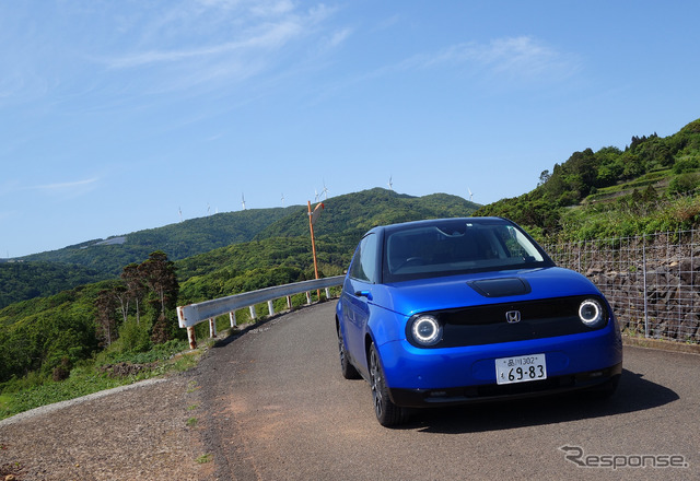 Honda e。鹿児島・長島の農道にて。