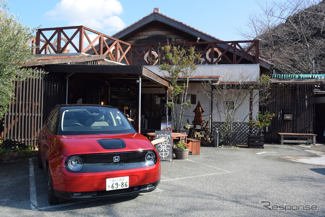 Honda e。山口・須佐の食堂梅乃葉にて。早い時間に着けばこの地方名物の活きイカを食べることができる。