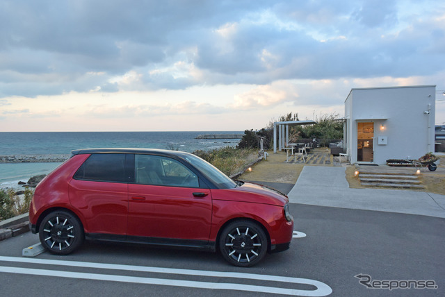 Honda e。山口西部、響灘の海岸段丘上にある喫茶店、ゼロカフェにて。