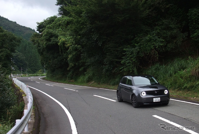 Honda e。山岳路でのハンドリングの切れ味、爽快感は特筆モノだった。