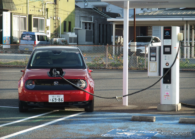 Honda e。30分で走行200kmぶん充電可能というのが前宣伝だった。方針を変えたなら変えたで修正せずに発売したのはいただけない。