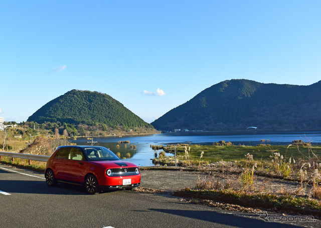Honda e。鹿児島。藺牟田池のほとりにて。冬季は航続距離が極端に短くなる。