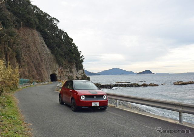 Honda e。山口・宇田郷の海岸にて。