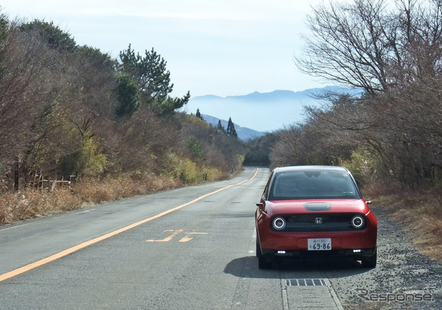Honda e。神奈川の三国峠付近にて。