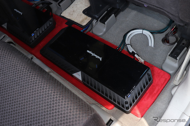 「単体サブウーファー」が搭載されたオーディオカーの一例(製作ショップ:カーファイ<神奈川県>)。