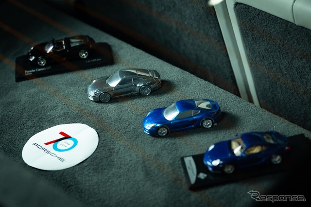 ラゲッジスペースには歴代の愛車のミニチュアが。