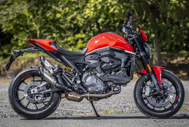 フレームがないバイクに見えるモンスターのスタイリング。タンクの下に小さなアルミモノコックフレームがあり、その重量はわずか3kg。