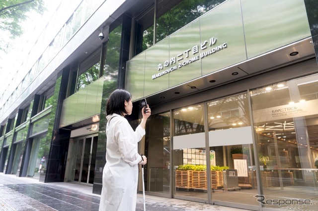 AI画像認識機能を用いて建物を確認している女性。写真の画像を音声で説明してくれる
