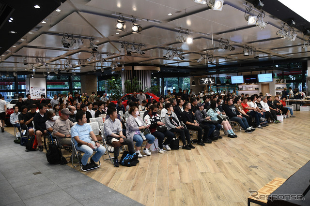 午後2時開始のイベントにも関わらず最前列のお客さんのなかには午前10時より前から並んでいた方もいる