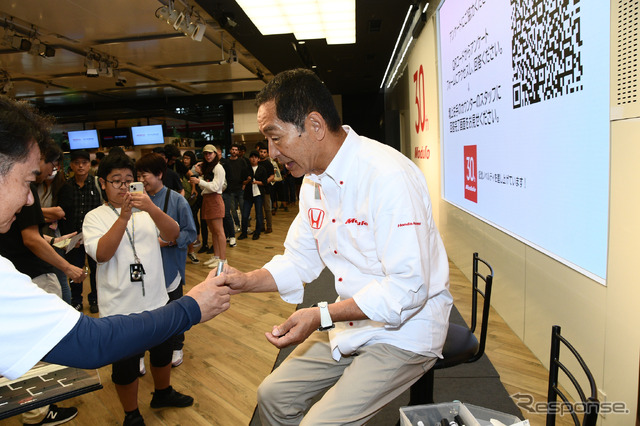 イベント後マスコミ対応の囲み取材の終わりを待ち、サイン会が行われた