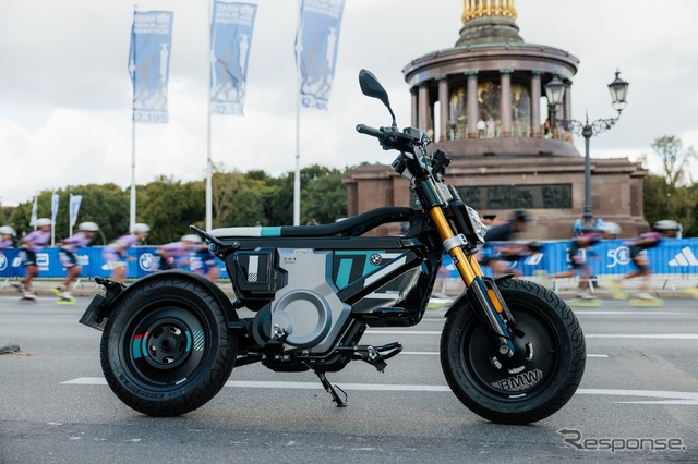 BMWの電動スクーター『CE 04』と『CE 02』が独ベルリンマラソンの先導車として活躍