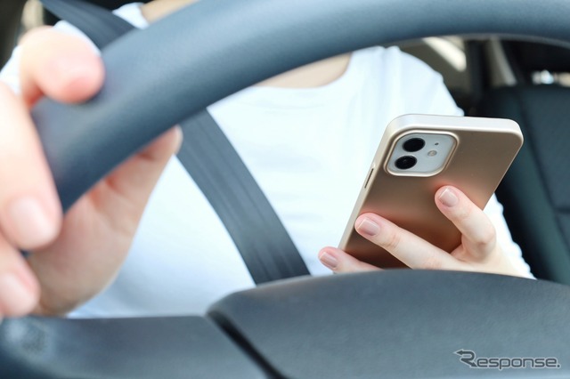 「ながらスマホ」の死傷事故、上半期、自動車・自転車ともに過去最多に(写真はイメージ)
