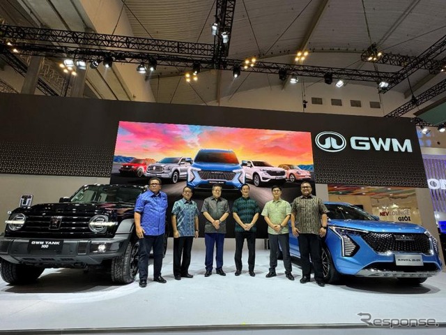 ジャカルタモーターショーで初公開されたHAVAL JOLION HEV（右）