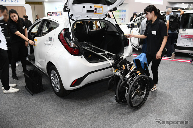 トヨタ自動車/車いす収納装置
