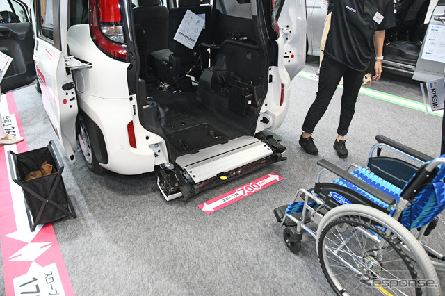 トヨタ自動車/ショートスロープ。後方にスペースがない場所でも車いすの乗り入れを可能にする。車体後部がニールダウンする機構も備える