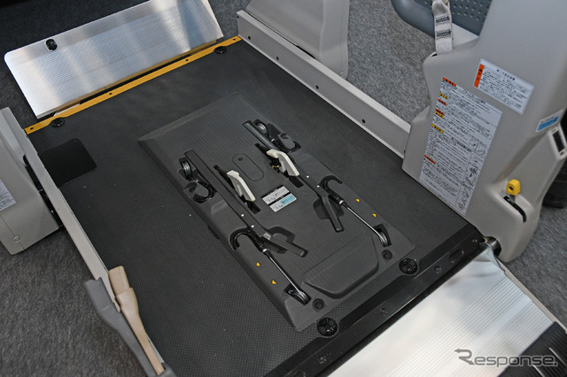 トヨタ自動車/リフトに取り付けられたワンタッチ固定装置