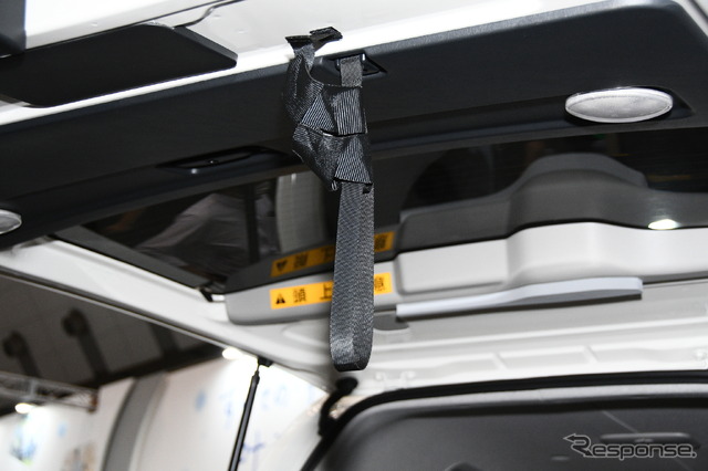 トヨタ自動車/バックドアを閉める際に手が届きやすくなる「シェイクバンド」。閉まるときにストラップが挟まるようなことがない